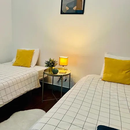 Spacious T4 With Iconic Tram 28 View * Lisboa