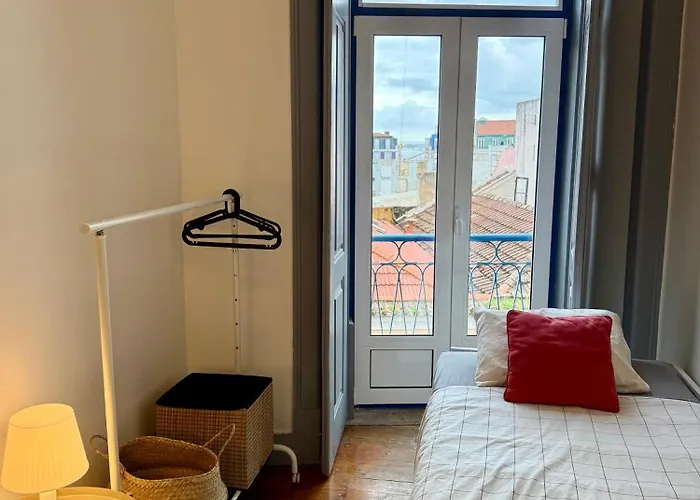 Spacious T4 With Iconic Tram 28 View Apartamento