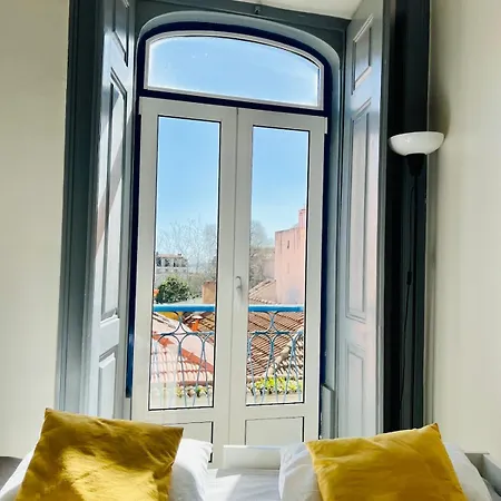 Spacious T4 Central Apartment With Iconic Tram 28 View *