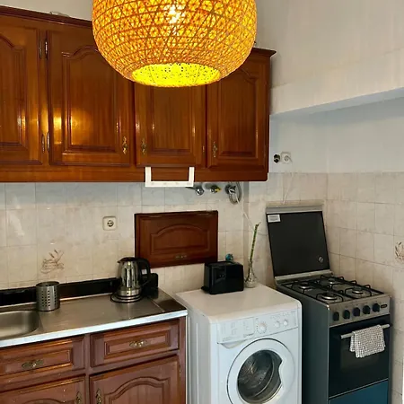 Spacious T4 Central Apartment With Iconic Tram 28 View *