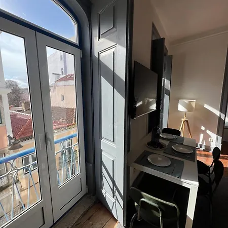 Spacious T4 Central Apartment With Iconic Tram 28 View Apartment