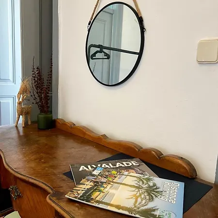 Spacious T4 Central Apartment With Iconic Tram 28 View *