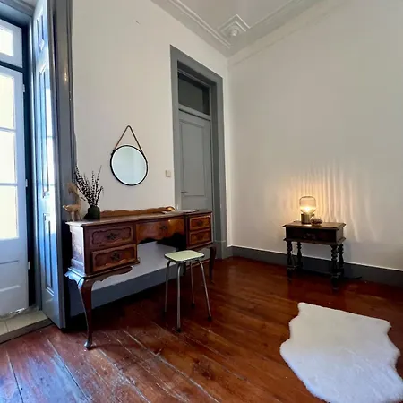 Spacious T4 Central Apartment With Iconic Tram 28 View